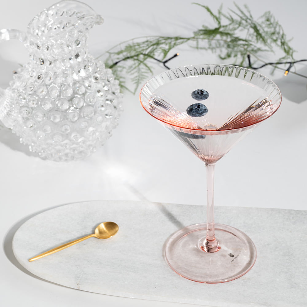 Cocktail in roze martiniglas Anna von Lipa